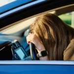 Chauffeur débordé, tête sur le volant